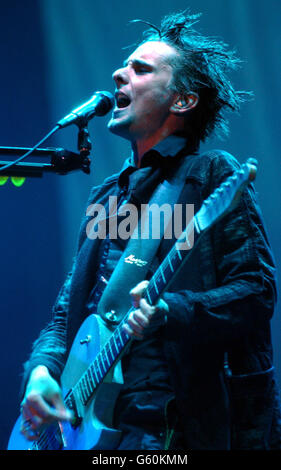 Matthew Bellamy, le chanteur principal de Muse, se présentant sur la scène principale du festival de musique du week-end de Carling à Reading. Banque D'Images