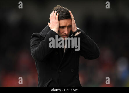 Lee Johnson, le Manager Athlétique d'Oldham, a manqué une chance lors du match npower League One au terrain du comté, Swindon. Banque D'Images