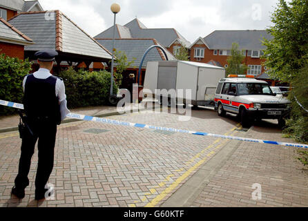 Un policier tient une garde à St Lawrence Quay, à Salford, où un homme de 46 ans, qui croit être Glynn Ellis, de Knaresborough, a été tué en rentrent chez lui après avoir regardé le match de la Ligue des champions de Manchester United à Old Trafford. * la police a démenté que lorsqu'il s'est approché de son Ford Mondeo, qu'il avait garé dans Salford Quays, à proximité, un groupe de quatre ou cinq personnes ont essayé de voler la voiture, et pendant la lutte qui a suivi l'homme est devenu piégé sous la voiture. Banque D'Images