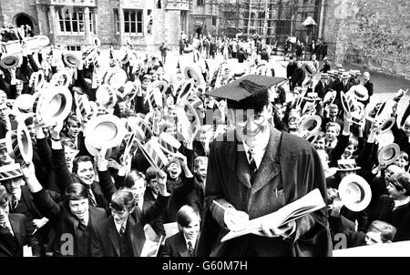 Peter O'Toole habillé pour le rôle de M. Chipping (chips) est acclamé par les garçons de l'école Sherborne, Dorset, qui est utilisé pour le film au revoir, M. Chips. CÉLÉBRITÉ Banque D'Images