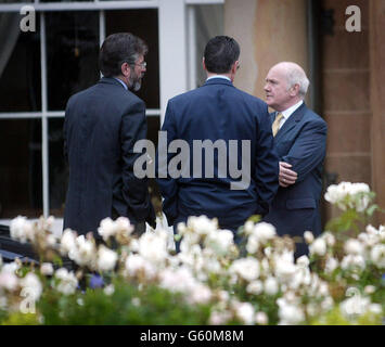 Le président de Sinn Fein, Gerry Adams (à gauche), Gerry Kelly (de retour à la caméra), le conseiller de Sinn Fein pour North Belfast et le secrétaire d'État d'Irlande du Nord, John Reid, après leur rencontre, au château de Hillsborough, à l'extérieur de Belfast. * la réunion a été convoquée pour discuter de la recrudescence de la violence loyaliste dans le nord de Belfast, et de la déclaration de Goverment sur l'état du cessez-le-feu de l'IRA demain à la Chambre des communes. Banque D'Images