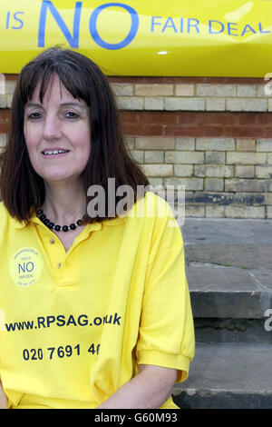 Valerie Williams, une conductrice de train d'Ealing, à l'ouest de Londres, proteste avec d'autres membres du groupe d'action des actionnaires de Railtrack, RPSAG, devant le palais Alexandra avant l'assemblée générale d'urgence de Railtrack.*.... qui votera sur la proposition de cession des intérêts du groupe dans le réseau ferroviaire national.Les actionnaires affirment que la liquidation envisagée va voir la vente d'actifs à bas prix, sous-évaluant énormément leurs options d'achat d'actions. Banque D'Images