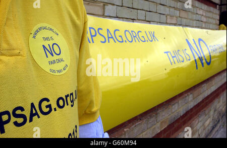 Les membres du groupe d'action des actionnaires de Railtrack PSAG protestent devant l'assemblée générale d'urgence de Railtrack à Alexandra Palace le mardi 23 juillet 2002, où les membres voteront sur la cession proposée de Railtrack PLC et de ses liaisons de tunnel sous la Manche. *la proposition doit répondre à l'opposition de PSAG, qui prétend que Railtrack tente de vendre ses actifs à bas prix, et de sévèrement baisser la valeur de ses actions. Banque D'Images