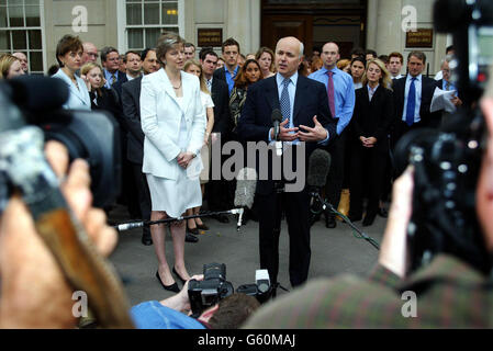 Le chef conservateur Iain Duncan Smith s'adresse aux médias après que Theresa May (à gauche) ait été nommée à leur nouveau président. May, une ancienne flyer de ville, est la première femme présidente des conservateurs. * ... et sa nomination est conforme à l'objectif d'Iain Duncan Smith de rendre le parti plus attrayant pour les femmes. May a remplacé David Davis dans un remanier Cabinet fantôme. Banque D'Images