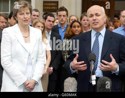 Le chef conservateur Iain Duncan Smith s'adresse aux médias après que Theresa May (à gauche) ait été nommée à leur nouveau président. May, une ancienne flyer de ville, est la première femme présidente des conservateurs. * ... et sa nomination est conforme à l'objectif d'Iain Duncan Smith de rendre le parti plus attrayant pour les femmes. May a remplacé David Davis dans un remanier Cabinet fantôme. Banque D'Images