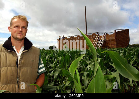 L'agriculteur Tony Pearcy est l'un des plus grands « labyrinthes » de Grande-Bretagne, un immense navire viking de 20 hectares. Le labyrinthe a été planté et coupé par M. Pearcy, 31 ans, sur sa ferme de 450 hectares à Heslington, près de York, et célèbre le patrimoine nordique de la ville.* M. Pearcy a dit qu'il a décidé de faire pousser l'énorme puzzle après le ralentissement de l'agriculture traditionnelle et dit qu'il a été inspiré par des cercles de culture géants.Il est composé d'un million de plants de maïs séparés, qui seront bientôt de 10ft de hauteur, avec cinq miles de chemins coupés à travers eux.Le motif Viking complexe est visible depuis les airs et peut également être créé à partir du Banque D'Images
