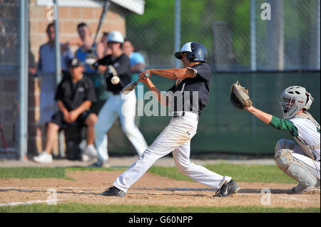 Une école de la prise de contact de la pâte pendant une saison régulière varsity match de baseball. USA. Banque D'Images