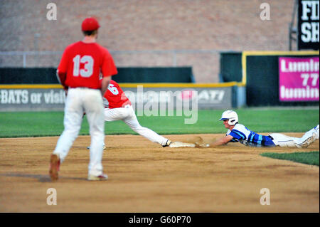 Base Runner utilise une tête première plongée pour glisser en toute sécurité dans la deuxième base d'avance sur un lancer au cours d'un match de l'état de l'école secondaire. USA. Banque D'Images
