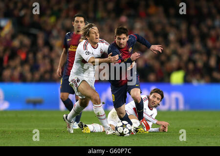 Football - UEFA Champions League - Round of 16 - second Leg - Barcelona v AC Milan - Nou Camp.Messi Lionel Messi de Barcelone prend sur l'AC Milan Philippe Mexies (à gauche) et Riccardo Montolivo (plancher) Banque D'Images