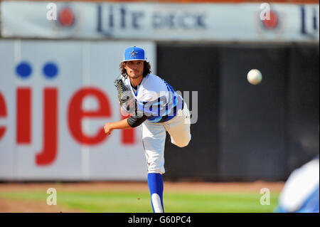 Le lanceur gaucher réchauffe dans l'enclos avant son départ dans un match de baseball. USA. Banque D'Images