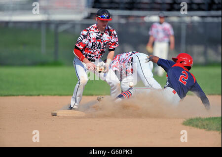 L'arrêt-court de l'école secondaire n'est pas en mesure de fixer le baseball permettant une base runner pour glisser en toute sécurité à la deuxième base. USA. Banque D'Images