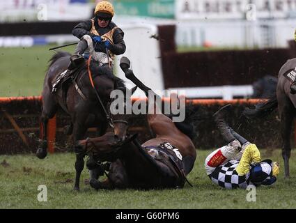 Notre Vinnie est monté par Paul Carberry (à gauche) et I Shot Le shérif criblé par Tom Scudamore tombe à une clôture Pendant l'obstacle des novices Albert Bartlett Banque D'Images