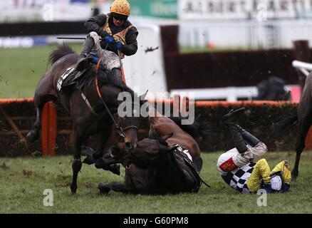 Notre Vinnie est monté par Paul Carberry (à gauche) et I Shot Le shérif criblé par Tom Scudamore tombe à une clôture Pendant l'obstacle des novices Albert Bartlett Banque D'Images