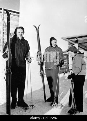 Pendant les vacances sportives d'hiver à St Anton, en Autriche, trois royales néerlandaises (de gauche à droite) la princesse Beatrix, la princesse Irene et la princesse Margriet, vus quitter le village avec leurs skis. Banque D'Images