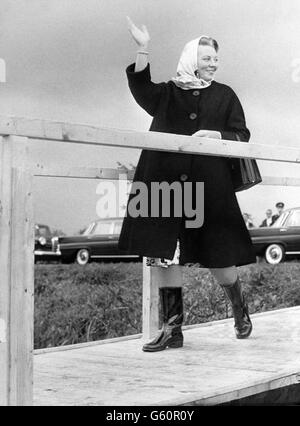 La reine Beatrix des pays-Bas, portant un foulard et des bottes en gomme, se délague alors qu'elle se rend à un bateau à moteur qui vous attendra pour un voyage à travers les canaux du village de Wanneperveen, lors d'une visite dans la province d'Overijssel. Banque D'Images