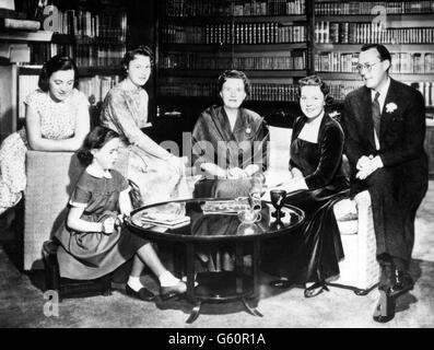 Dutch Image - Portrait de la reine Juliana et le Prince Bernhard avec leurs quatre filles Banque D'Images