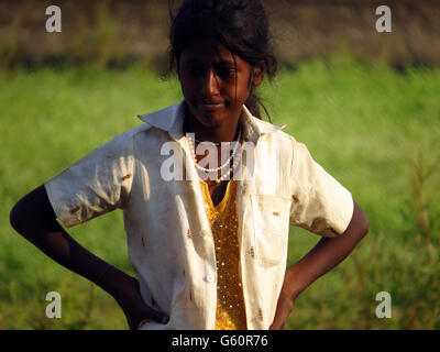 Une pauvre fille en Inde perdue dans ses pensées penser quoi faire Banque D'Images