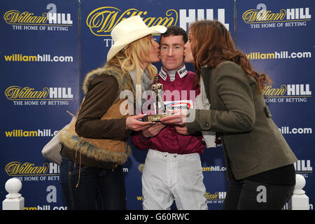 Courses hippiques - Lincoln Trial Day - Hippodrome de Wolverhampton.Jockey Martin Lane (au centre) après avoir gagné le William Hill - No1 téléchargé l'application de pari handicap sur l'admirable Duque Banque D'Images