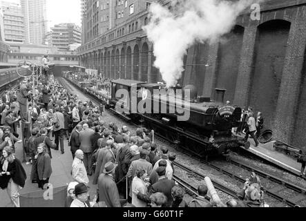 Les passionnés de chemins de fer se rassemblent sur les quais de la gare de Barbican pour dire adieu au dernier train à vapeur sur les chemins de fer de transport de Londres. Un voyage commémoratif a été effectué entre Moorgate et le dépôt Neasden. Banque D'Images