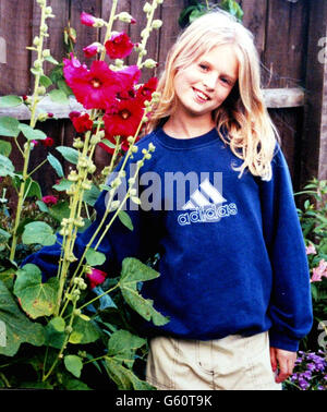 Photo émise par les parents de Holly Wells, 10 ans, qui ont disparu de Soham, Cambridgeshire tard dimanche avec sa meilleure amie Jessica Chapman, également 10. * la police a dit que la dernière observation positive d'eux était près de leurs maisons sur la route principale dans Soham vers 18h30 le dimanche, mais une femme a dit qu'elle a vu des filles qui ont égalé la description de Holly et Jessica marcher devant sa maison à Little Thetford, Cambridgeshire, à 6h45 lundi. Les deux filles disparues étaient vêtues des mêmes chemises rouges de football Manchester United portant le nom de Beckham et le numéro sept. Banque D'Images