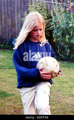 Photo émise par les parents de Holly Wells, 10 ans, qui ont disparu de Soham, Cambridgeshire tard dimanche avec sa meilleure amie Jessica Chapman, également 10. * la police a dit que la dernière observation positive d'eux était près de leurs maisons sur la route principale dans Soham vers 18h30 le dimanche, mais une femme a dit qu'elle a vu des filles qui ont égalé la description de Holly et Jessica marcher devant sa maison à Little Thetford, Cambridgeshire, à 6h45 lundi. Les deux filles disparues étaient vêtues des mêmes chemises rouges de football Manchester United portant le nom de Beckham et le numéro sept. Banque D'Images