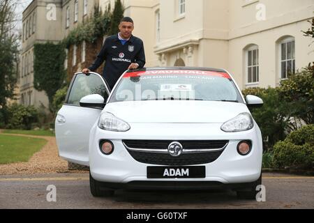 Football - Angleterre Photocall - Soprwell House.Alex Oxlade-Chamberlain d'Angleterre pendant un photocall Vauxhall à Sopwell House, St Albans. Banque D'Images