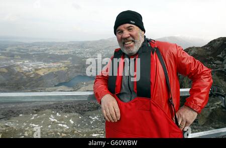 Robert Davies, 68 ans, de Bethesda avant sa tentative sur le fil à glissière de Zip World à Penrhyn Quarry, Bethesda, Bangor, au nord du pays de Galles. Banque D'Images