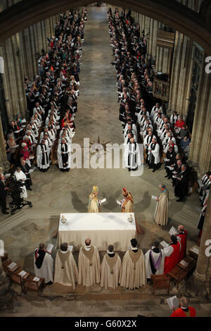 Le très révérend Justin Welby arrive à l'autel pour son service d'intronisation en tant qu'archevêque de Canterbury à la cathédrale de Canterbury, dans le Kent. Banque D'Images