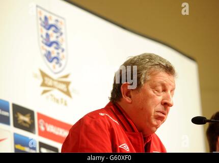 Roy Hodgson, directeur de l'Angleterre, lors de la conférence de presse au Best Western Palace Hotel, Serravalle, Saint-Marin. Banque D'Images