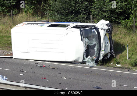 La scène sur l'A 42, près de Worthington, où deux policiers de Leicestershire sont morts dans un accident de la route. Les dommages se sont produits lorsque leur voiture de patrouille marquée et une camionnette de transport en commun blanche ont été en collision sur la chaussée en direction du nord. * UN porte-parole de la police a déclaré que le conducteur de la fourgonnette, un homme de 38 ans, était détenu au poste de police de Beaumont Leys. Banque D'Images