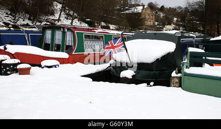 Des bateaux dans la neige sur le quai du pont Sowerby, West Yorkshire, tandis que la prise de froid continue à travers le Royaume-Uni. Banque D'Images