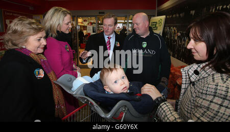 Taoiseach Enda Kenny parle avec des acheteurs dans un supermarché de Ratoath alors qu'il rejoint la candidate de Fine Gael Helen McEntee (deuxième à gauche) sur la piste de campagne de l'élection partielle Meath East. Banque D'Images