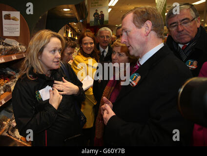 Taoiseach Enda Kenny parle avec la fonctionnaire Orla Twohig dans un supermarché de Ratoath alors qu'il rejoint la candidate de Fine Gael Helen McEntee (non représentée) sur la piste de campagne de l'élection partielle Meath East. Banque D'Images