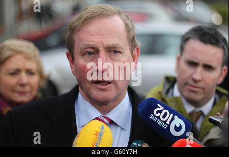 Taoiseach Enda Kenny parle aux médias à Ratoath alors qu'il se joint à la candidate de Fine Gael Helen McEntee sur la piste de campagne de l'élection partielle Meath East. Banque D'Images