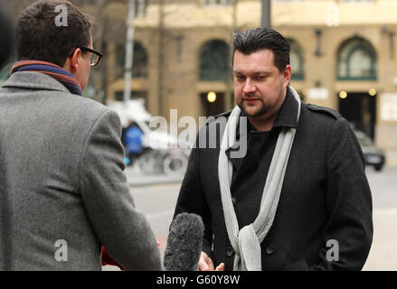 Paul Knight, producteur d'A Landscape of Lys, innocent de tout acte répréhensible, est interviewé à l'extérieur du tribunal de la Couronne de Southwark, à Londres, après que cinq fraudeurs qui prétendaient faire une superproduction à Hollywood dans le cadre d'une escroquerie de 2.8 millions de livres de TVA et de crédits d'impôt sur les films aient été emprisonnés. Banque D'Images