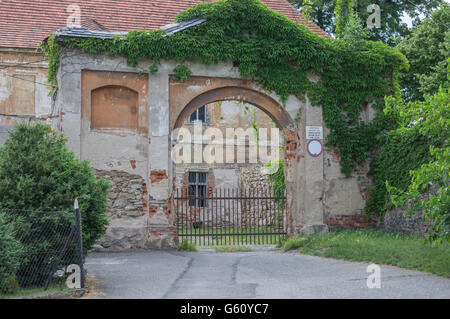 Principale porte d'entrée du manoir Wierzbna Wurben Basse Silésie Pologne Banque D'Images