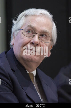 Mervyn King, gouverneur de la Banque d'Angleterre, parle lors d'un événement financier et économique à la London School of Economics (LSE) à Londres. Banque D'Images