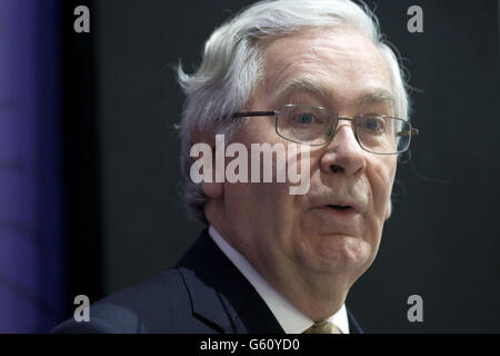 Mervyn King, gouverneur de la Banque d'Angleterre, parle lors d'un événement financier et économique à la London School of Economics (LSE) à Londres. Banque D'Images