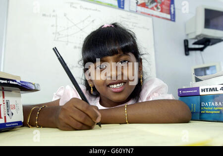 Geetha Thaninathan, six ans, de Maidstone, dans le Kent, qui est sur le point de devenir la plus jeune fille à réussir un GCSE lorsqu'elle obtient les résultats de son examen sur la technologie de l'Infomation.*Geetha, qui est élève à l'école primaire West Borough à Maidstone, étudie pour l'examen à temps partiel au Ryde College à Watford.Il est dit que Geeta a atteint une note « C » dans son GCSE de technologie de l'information. Banque D'Images