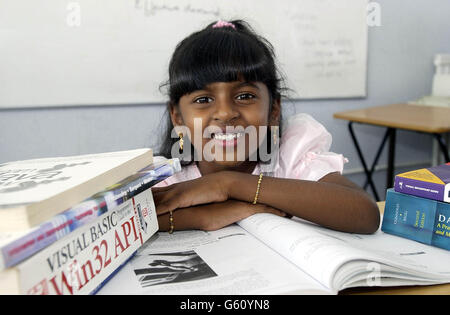 Geetha Thaninathan, six ans, de Maidstone, dans le Kent, qui est sur le point de devenir la plus jeune fille à réussir un GCSE lorsqu'elle obtient les résultats de son examen sur la technologie de l'Infomation. *Geetha, qui est élève à l'école primaire West Borough à Maidstone, étudie pour l'examen à temps partiel au Ryde College à Watford. Banque D'Images