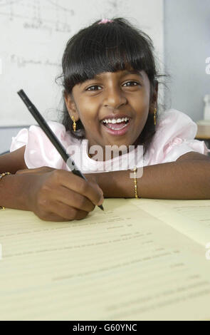 Geetha Thaninathan, six ans, de Maidstone, dans le Kent, qui est sur le point de devenir la plus jeune fille à réussir un GCSE lorsqu'elle obtient les résultats de son examen sur la technologie de l'Infomation. *Geetha, qui est élève à l'école primaire West Borough à Maidstone, étudie pour l'examen à temps partiel au Ryde College à Watford. Banque D'Images