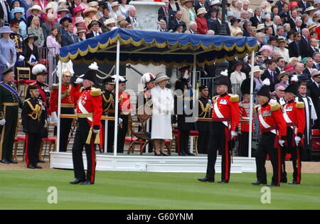 La reine Elizabeth II et le duc d'Édimbourg passent en revue les Chevaliers militaires du château de Windsor au cours d'une parade historique et unique de gardes du corps royaux et de retraités de Chelsea au palais de Buckingham, à Londres. * des ex-militaires éminents ont participé au défilé du Palais de Buckingham et ont passé mars, le premier du genre en l'honneur du Jubilé d'or de la Reine. Banque D'Images