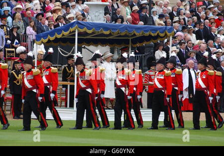 La reine Elizabeth II et le duc d'Édimbourg passent en revue les Chevaliers militaires du château de Windsor au cours d'une parade historique et unique de gardes du corps royaux et de retraités de Chelsea au palais de Buckingham, à Londres. * des ex-militaires éminents ont participé au défilé du Palais de Buckingham et ont passé mars, le premier du genre en l'honneur du Jubilé d'or de la Reine. Banque D'Images