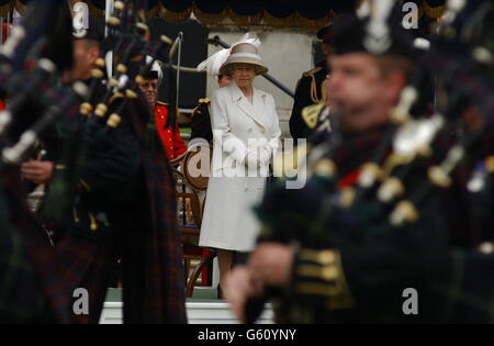 La reine Elizabeth II et le duc d'Édimbourg passent en revue les joueurs de cornemuse des Highlanders lors d'une parade historique et unique de gardes du corps royaux et de retraités de Chelsea à Buckingham Palace, Londres. * des ex-militaires éminents ont participé au défilé du Palais de Buckingham et ont passé mars, le premier du genre en l'honneur du Jubilé d'or de la Reine. Banque D'Images