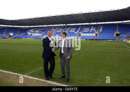 Reading's New Manager Nigel Adkins (à gauche) avec le propriétaire Anton Zingarevitch après une conférence de presse au Madejski Stadium, Reading. Banque D'Images