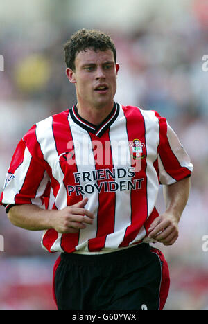 Wayne Bridge en action pour Southampton pendant le match Barclaycard Premiership entre Southampton et Middlesbrough au stade St Mary's de Southampton. 21/07/2003: Le footballeur Wayne Bridge, qui a signé pour Chelsea, Southampton, le lundi 21 juillet 2003, l'ont confirmé. Dans le cadre de l'accord qui ramène l'Angleterre au pont Stamford, le défenseur de Chelsea Graeme le Saux a signé un accord de deux ans au stade St Mary's. Banque D'Images