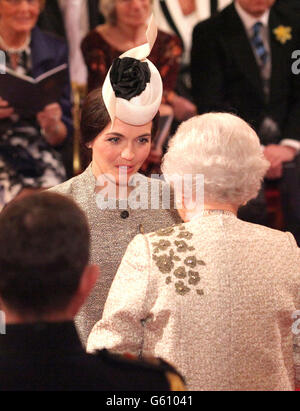 Médaille d'or olympique cycliste Victoria Pendleton recevant sa médaille de commandant de l'Empire britannique (CBE) de la reine Elizabeth II lors d'une cérémonie d'investiture au Palais de Buckingham, dans le centre de Londres. Banque D'Images