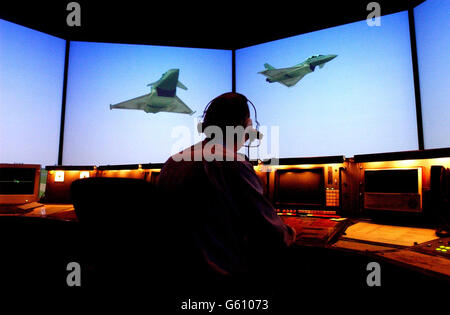 Un avion de chasse Euro est suivi par le nouveau simulateur de contrôle de la circulation aérienne à RAF Shawbury, près de Shrewsbury. La nouvelle tour virtuelle de contrôle de la circulation aérienne de l'armée a été ouverte par le ministre des Forces armées, Adam Ingram. Banque D'Images