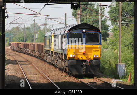 Un train de fret tiré par deux locomotives de fret diesel Euxton Iain Balshaw Lane, près de Euxton dans le Lancashire. Banque D'Images