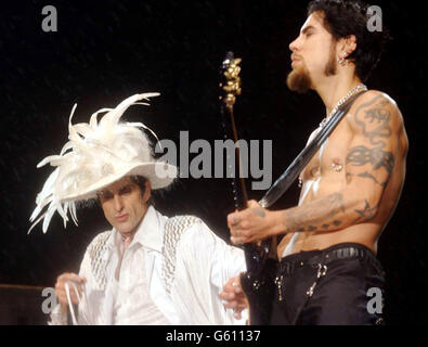 Perry Farrell (à gauche), chanteur principal de Jane's addiction, sur la scène principale au Reading Festival, vendredi 23 août 2002.PA photo : Yui Mok Banque D'Images